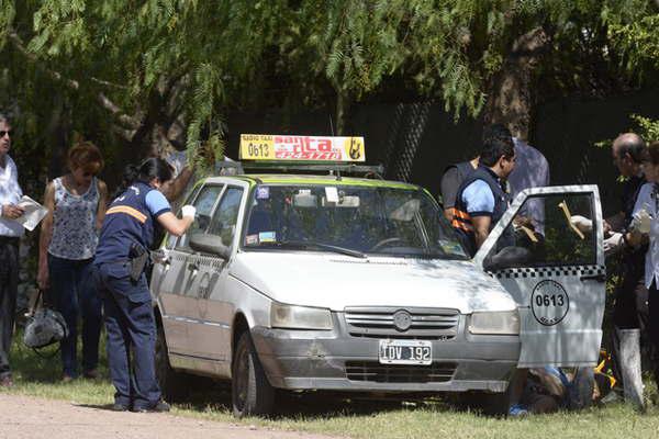 Hallaron sin vida a un chofer de radiotaxi semidesnudo en su auto
