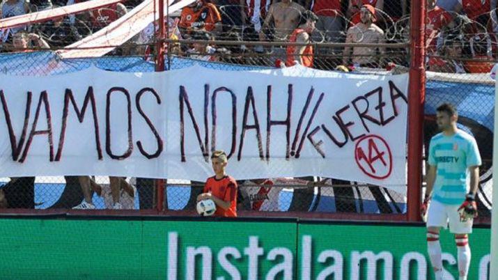 Los hinchas de River y una bandera de apoyo para Noah Bubleacute