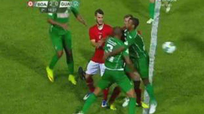 Descontrolado jugador agredioacute al aacuterbitro tras poleacutemica falta