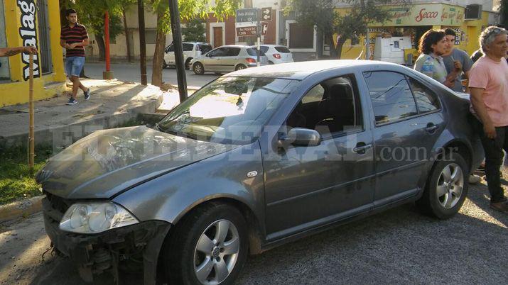 Chocoacute con su automoacutevil y luego golpeoacute a un policiacutea