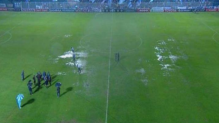 Las malas condiciones de la cancha motivaron la suspensión del partido 