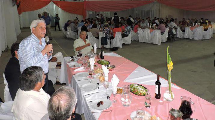 Velada de camaraderiacutea por el Diacutea del Canillita