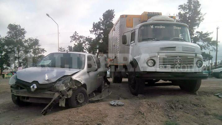 Taxista se salvoacute de milagro al chocar con un camioacuten