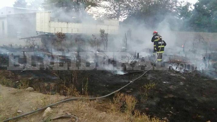 Friacuteas- el incendio de un baldiacuteo causoacute temor en vecinos