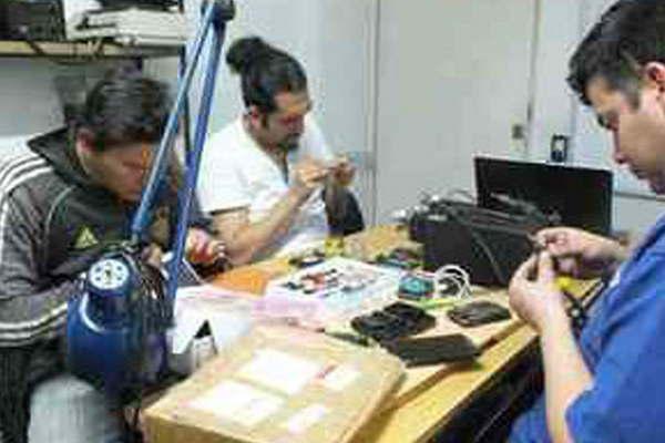 Dictaraacuten curso para joacutevenes sobre reparacioacuten de celulares