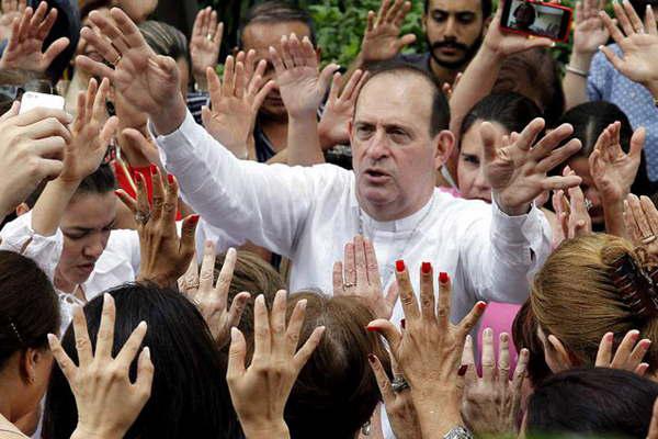 El padre Eugenio Hoyos predicaraacute hoy  en una jornada de sanacioacuten y liberacioacuten 