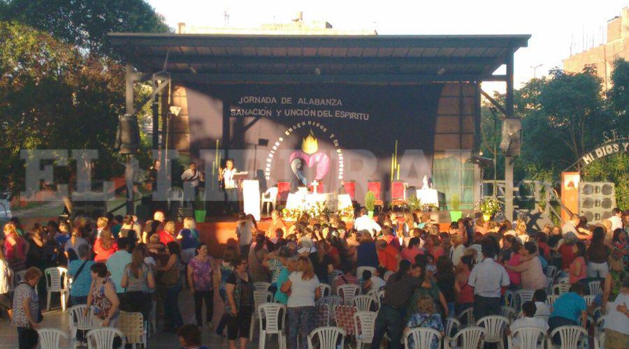 Santiaguentildeos y visitantes de otras provincias en la misa de sanacioacuten del padre Hoyos