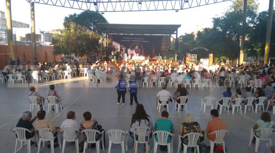 Santiaguentildeos y visitantes de otras provincias en la misa de sanacioacuten del padre Hoyos