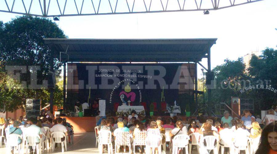 Santiaguentildeos y visitantes de otras provincias en la misa de sanacioacuten del padre Hoyos