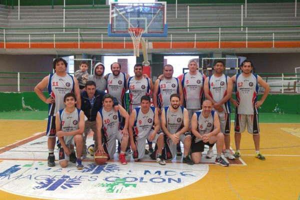 Santiago campeoacuten en baacutesquet de veteranos