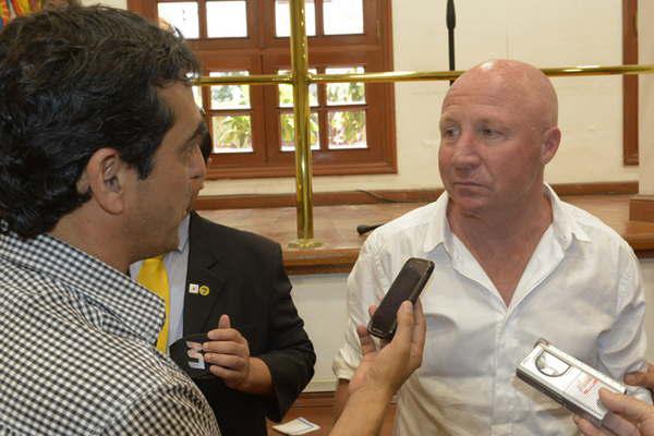 La AFA muchos antildeos caminoacute por la banquina