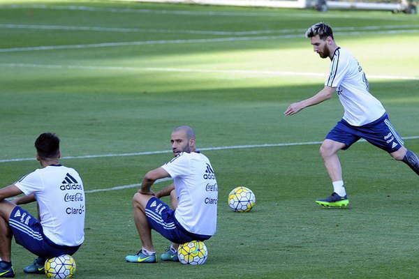 Messi se entrenoacute con la seleccioacuten y espera por Brasil 