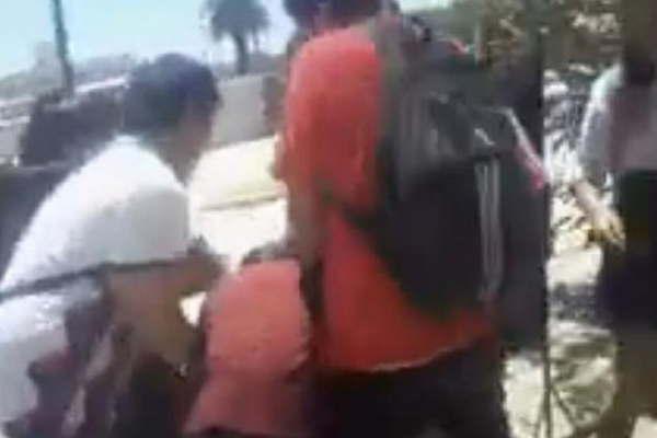 Escaacutendalo por violenta pelea entre estudiantes en el centro de Antildeatuya