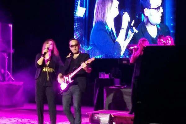 Myriam Hernaacutendez enamoroacute anoche a los santiaguentildeos 