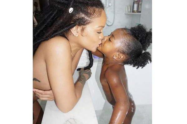 Rihanna fue destrozada en la redes sociales tras una poleacutemica foto 