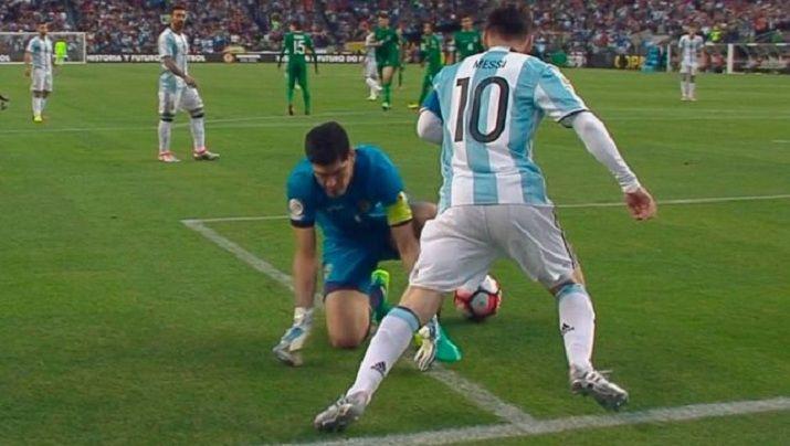 iexclImperdible Un video con todos los cantildeos de Messi