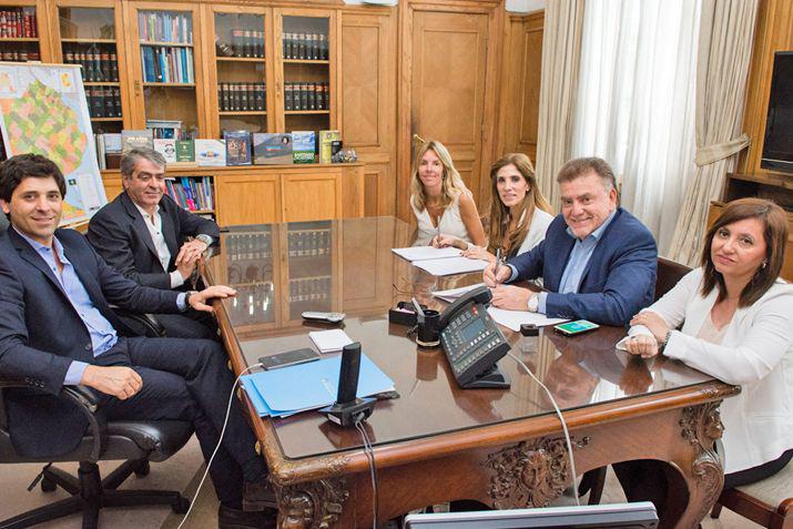 La gobernadora firmoacute con Nacioacuten por obras de infraestructura y mejoramiento del haacutebitat