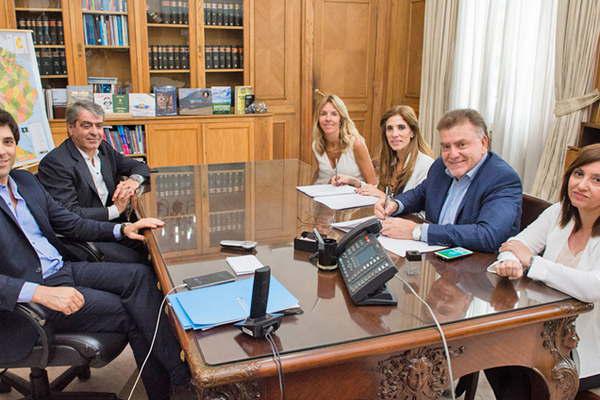 La gobernadora firmoacute convenios por obras en beneficio de nueve localidades