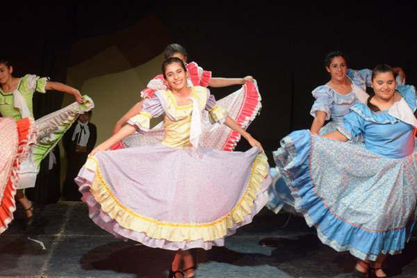 Cientos de bailarines celebraraacuten  el Diacutea de la Tradicioacuten en La Banda