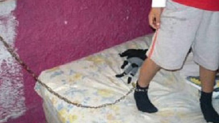 Horror- joven pareja teniacutea encadenados a sus hijos de 2 y 6 antildeos