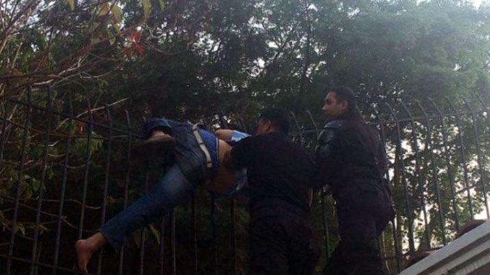 Delincuente quedoacute enganchado en la reja de una casa que intentoacute robar