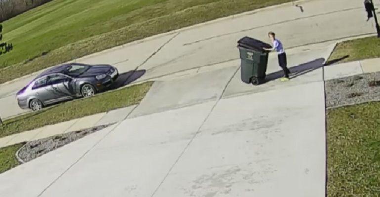 Un tacho de basura- el peor enemigo de un nintildeo