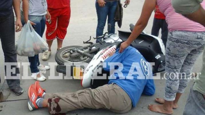 Derraparon con su moto y terminaron incrustados en una casa