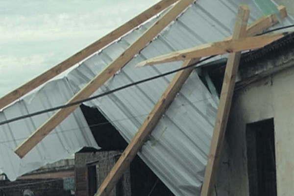 Corrieron a buscar refugio en el galpoacuten pero las chapas empezaron a volar y a caer hacia adentro