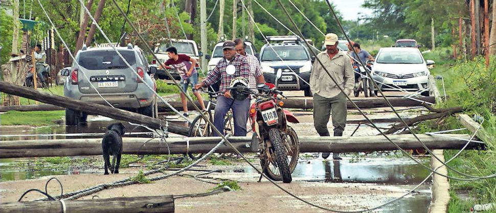 El tornado causoacute muacuteltiples destrozos en las redes eleacutectricas del sur provincial