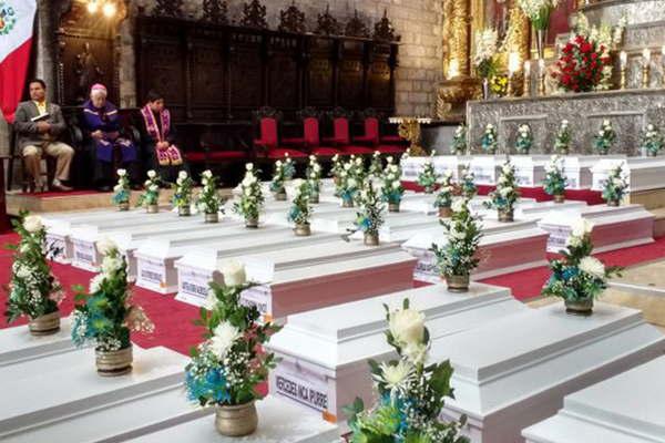 Gobierno peruano entregoacute restos de 58 desaparecidos durante conflicto interno 