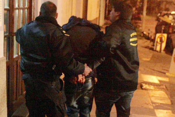 Denuncian que un albantildeil violoacute a una jubilada de 79 antildeos en su propia casa