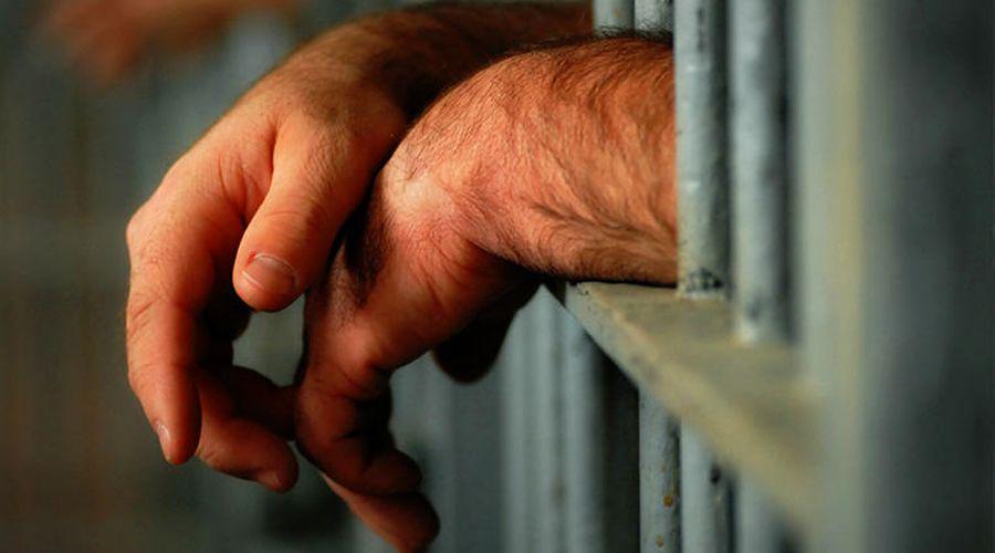 Descubren a un septuagenario intentando robar una rueda de auxilio