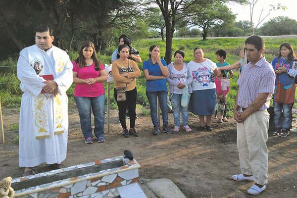 Celebran misa y bendicen el monolito de Marito Salto el nintildeo asesinado en Quimiliacute hace cinco meses  