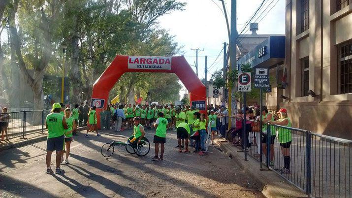 Con una multitudinaria participacioacuten se corrioacute el Maratoacuten Aniversario de EL LIBERAL