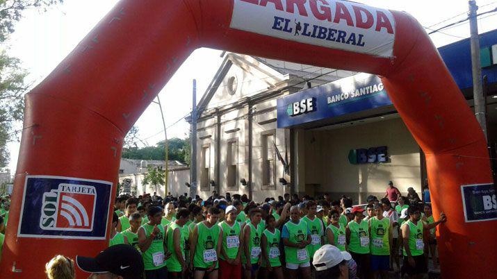 Con una multitudinaria participacioacuten se corrioacute el Maratoacuten Aniversario de EL LIBERAL