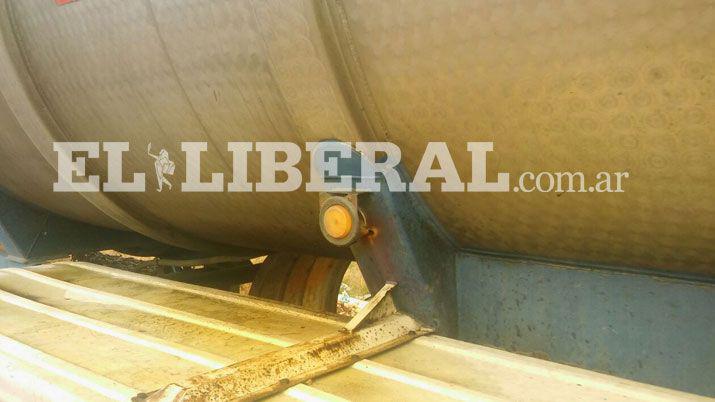 Camioacuten cargado con aacutecido niacutetrico perdioacute parte de su carga