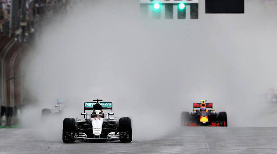 Hamilton ganoacute en Brasil y se mantiene el suspenso hasta la uacuteltima carrera