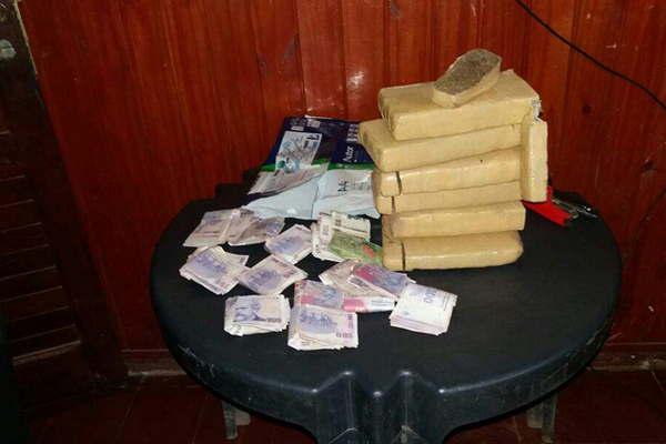 Detienen a un hombre que cargaba en un bolso casi cinco kilos de marihuana y 20 mil