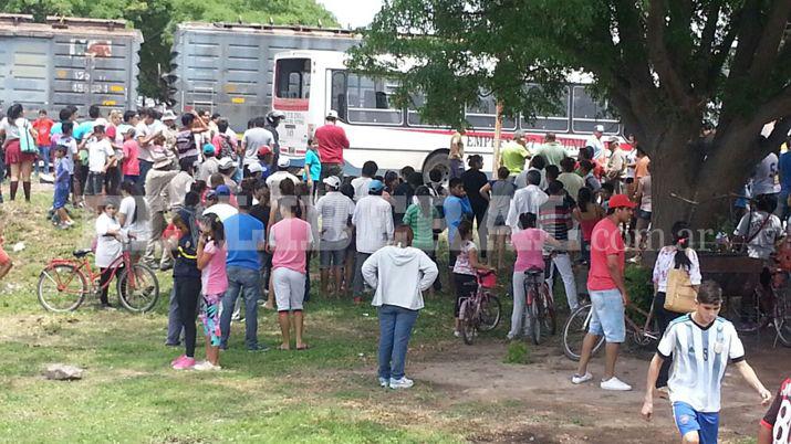 Fernaacutendez- Un tren arrolloacute a un colectivo y hay varios heridos