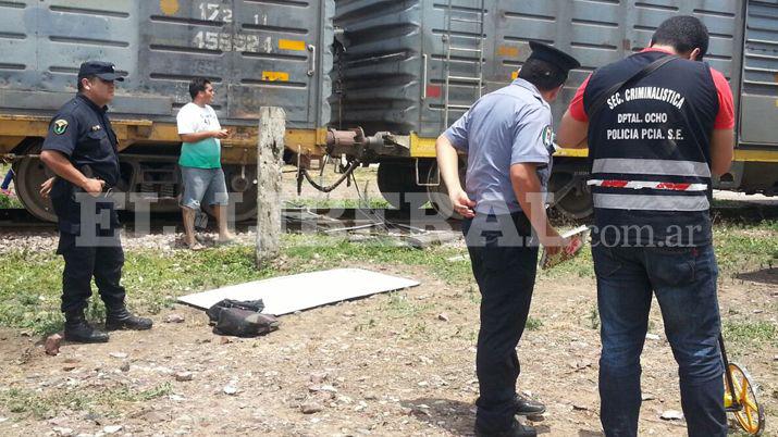 Fernaacutendez- Un tren arrolloacute a un colectivo y hay varios heridos