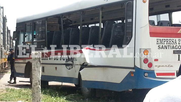 Fernaacutendez- Un tren arrolloacute a un colectivo y hay varios heridos