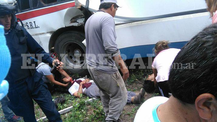 Fernaacutendez- Un tren arrolloacute a un colectivo y hay varios heridos