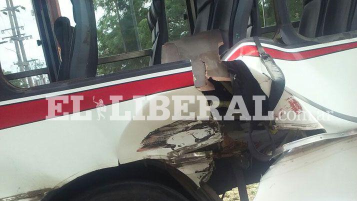 Fernaacutendez- Un tren arrolloacute a un colectivo y hay varios heridos