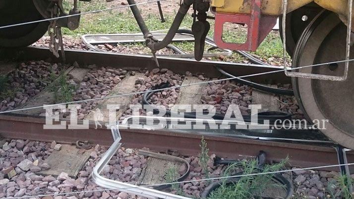 Fernaacutendez- Un tren arrolloacute a un colectivo y hay varios heridos
