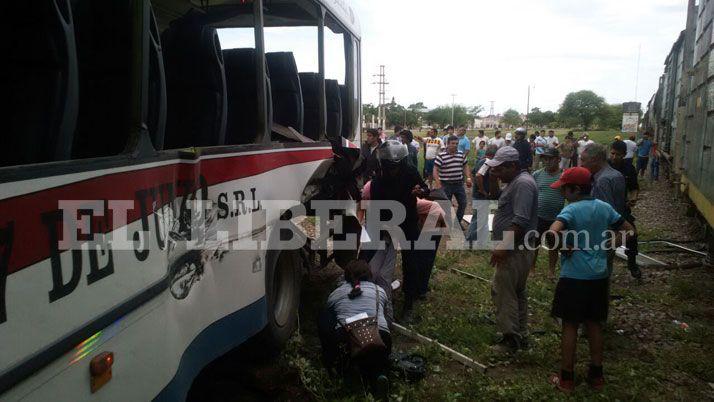 Fernaacutendez- Un tren arrolloacute a un colectivo y hay varios heridos
