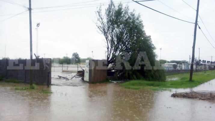 Una fuerte tormenta con granizo causoacute desastres en Antildeatuya