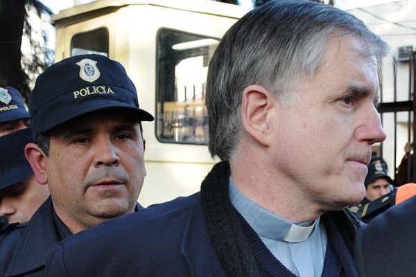 Condenaron al cura Grassi por malversar fondos de su Fundacioacuten