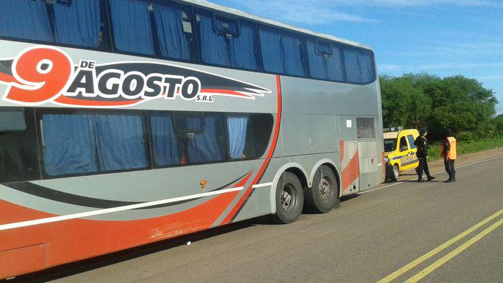 Chofer de colectivo y 30 pasajeros demorados por transportar ropa ilegal