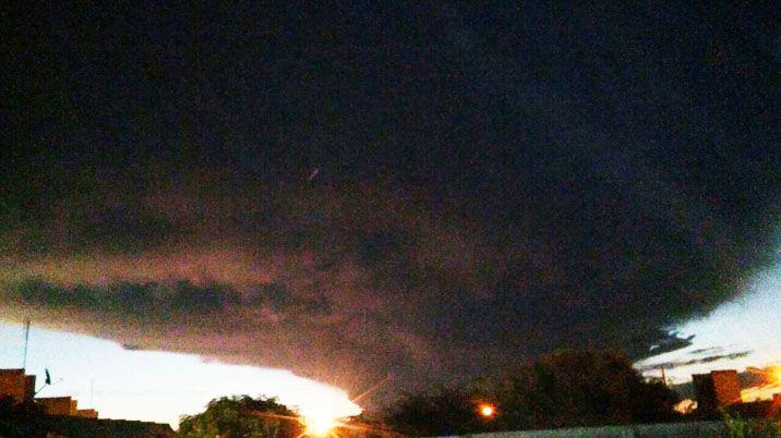 Lectores retrataron la gran nube negra en el cielo de Santiago