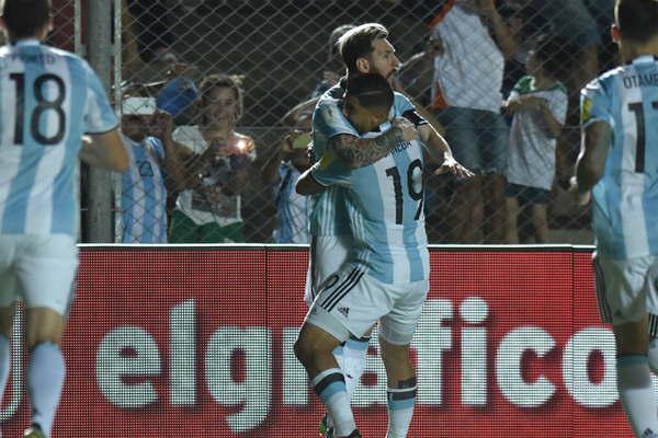 Con un Messi que la rompioacute la Argentina goleoacute a Colombia y suentildea